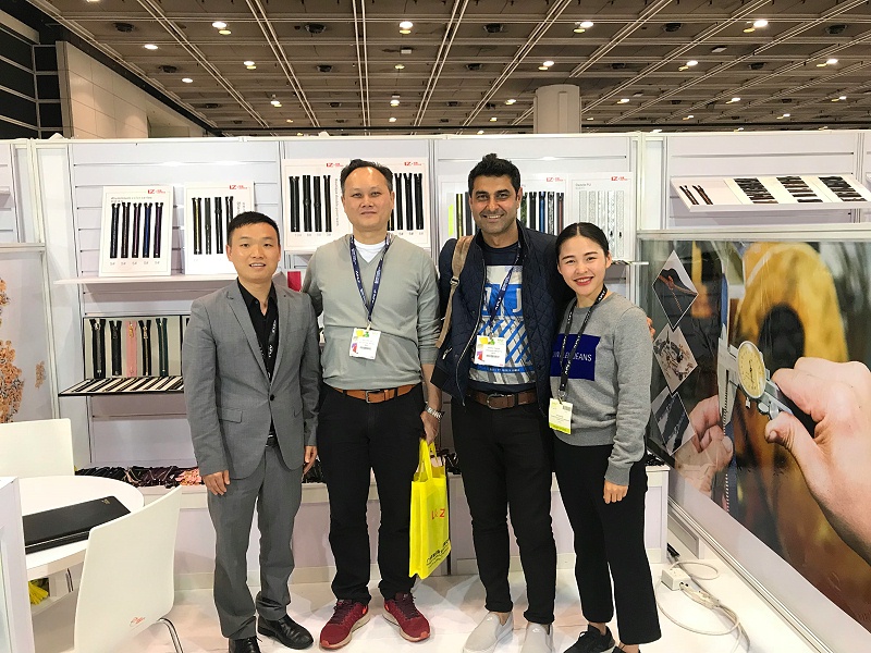 香港展会客人主动合影留念